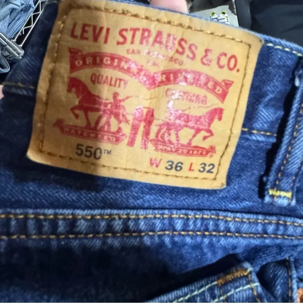 Levi's 36x32 550 Medium Wash Relaxed Fit Jeans